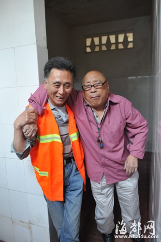 依伯(右)当时就是这样被公厕管理员林杰(左)救出来的