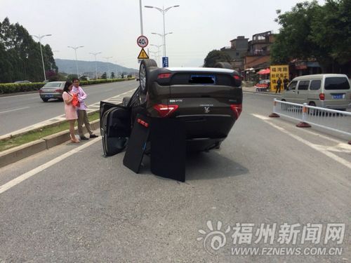 福州女司机看导航撞路基翻了车 自称是“新手”