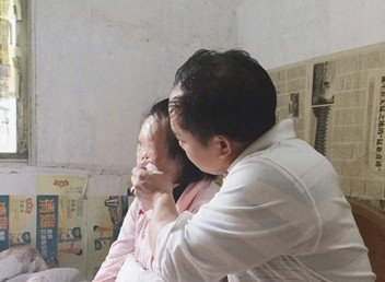 女子遭劫匪泼硫酸毁容