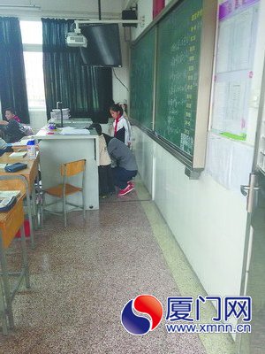 陈老师带儿子上课，她表示是迫不得已并道歉