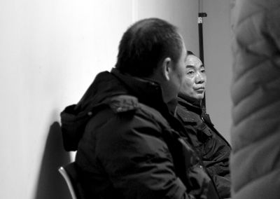 在合肥滨湖医院，代克民由政府人员陪同做身体检查。