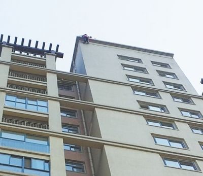 人拍得又小又不清楚，是因为18楼离地面太高。男子身体悬空18层楼外