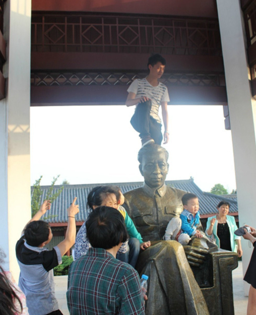 男子脚踩刘少奇雕像头部拍照 无视游客气愤谴