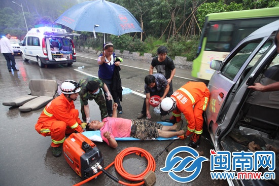 工友归途遇车祸10工人冒雨施救