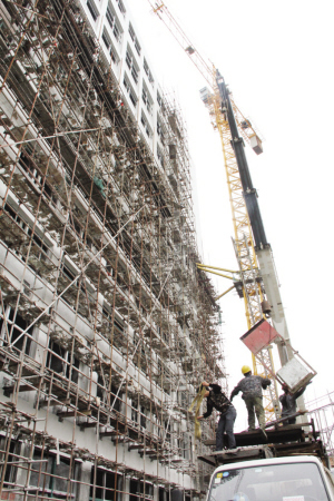 市人民医院新建住院楼脚手架拆除