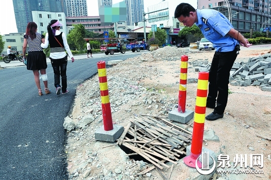 事发后，南环路道路施工方中交二航局在窨井旁边设置 