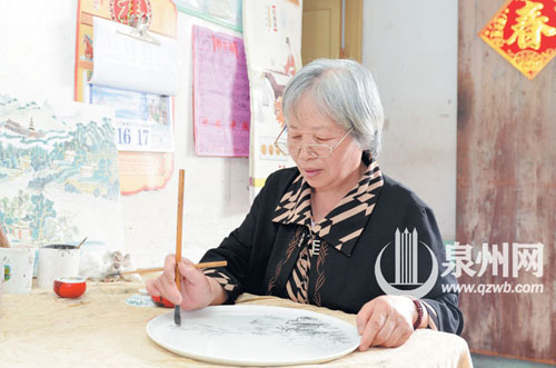 陈秀凤晚年重拾画笔，收获了快乐