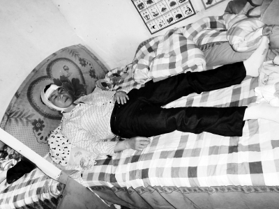 李依伯被打破头躺在床上