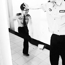 无论吴炼怎么“手舞足蹈”也无法靠近男民警