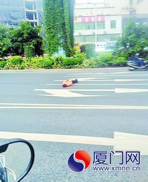 躺同安BRT站桥下路中间