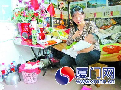 妈妈不见踪影,外婆只好给宝宝喂米糊