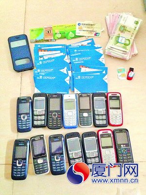 民警缴获大量作案手机和银行卡