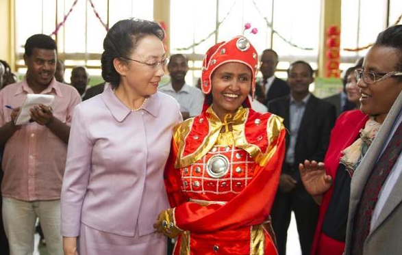 5月5日，李克强夫人程虹在埃塞俄比亚总理夫人的陪同 