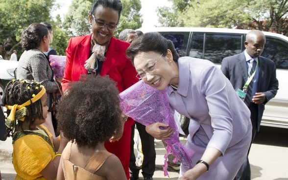 5月5日，李克强夫人程虹在埃塞俄比亚总理夫人的陪同 