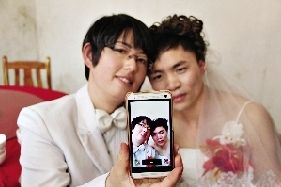 小伙扮新娘穿上婚纱嫁给女方