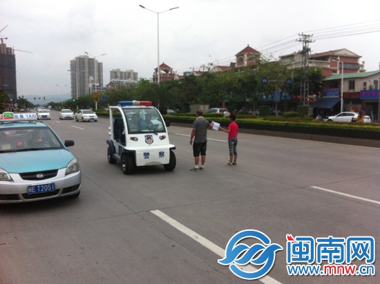 父亲带12岁儿子 车流中举牌讨薪1