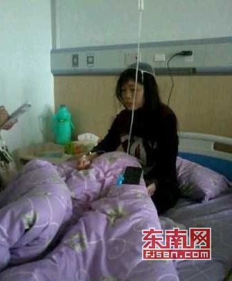女子在房间打电话