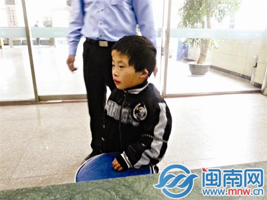 在车流中乱窜的男童