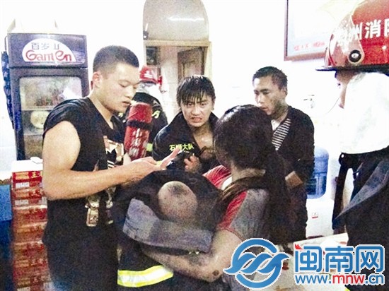 火灾中最先被救下的男婴，身体无大碍