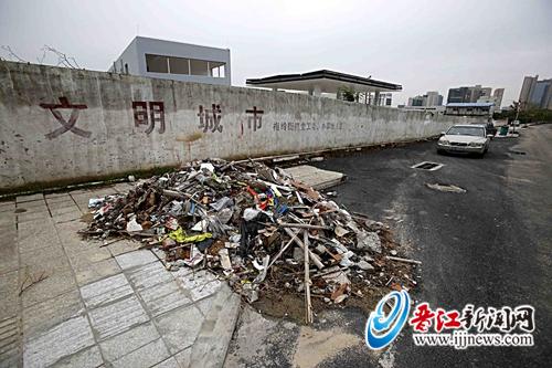 八仙山附近 建筑垃圾成堆