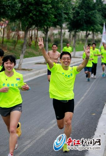 300多名跑步爱好者参加