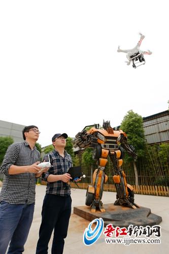 陈元勋（左）和伙伴在操作航拍飞行器。