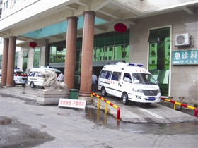 三辆重症监护型急救车投入使用