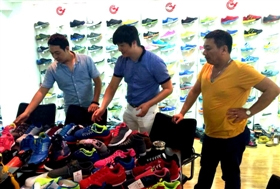 中南美洲客商在石狮鞋企看样下单