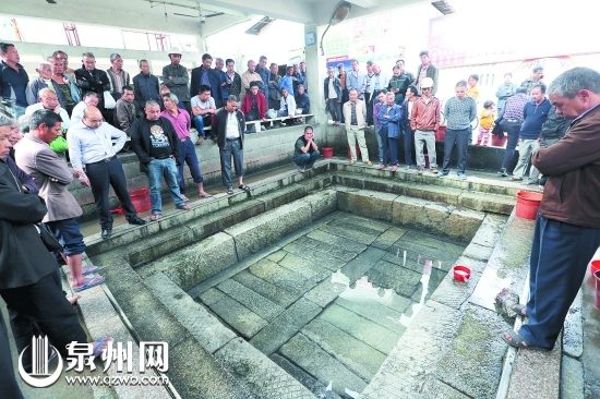 村民放水，观察温泉出水情况