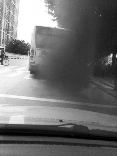 朱先生的车被尾气挡住视线