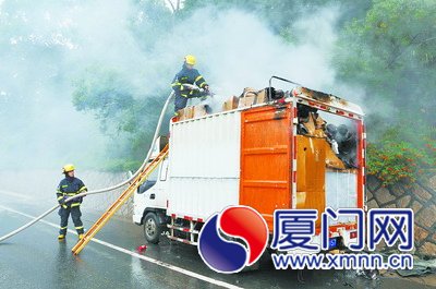一辆小货车起火