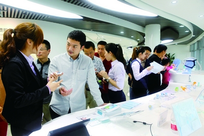 市民在智慧医疗信息消费服务体验区体验