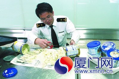 女性旅客携带入境的两罐奶粉内，查获海参1.93千克
