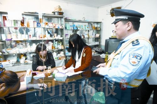 民警正在对小诊所进行清查