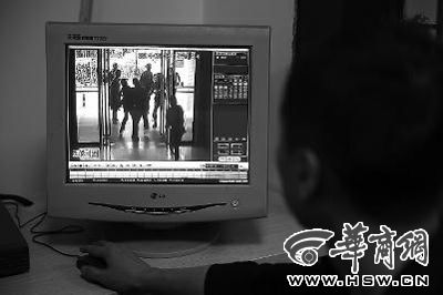 郝先生与朱经理厮打在一起，物业工作人员拥了上去
