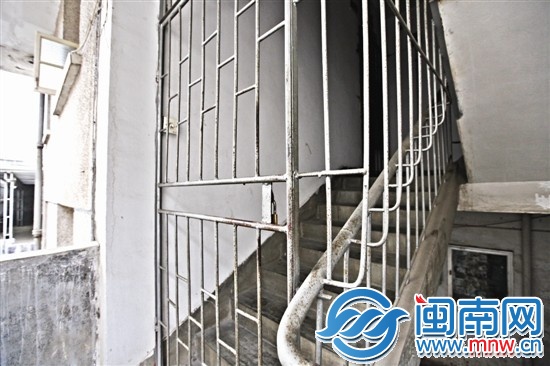 楼梯内违建铁门 业主投诉无门