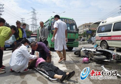 中巴车车速太快 撞倒前方电动车