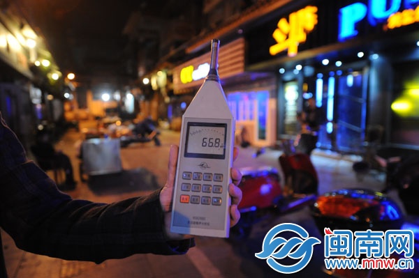 昨日凌晨，泉州市区状元街外测得噪音超标。按照规定 