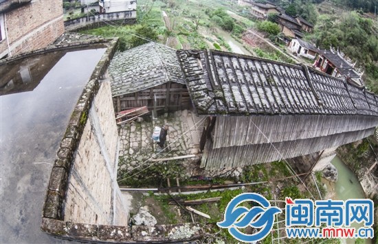 破旧的古桥