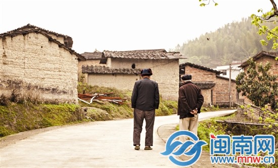 两名老人站在乡间的路上