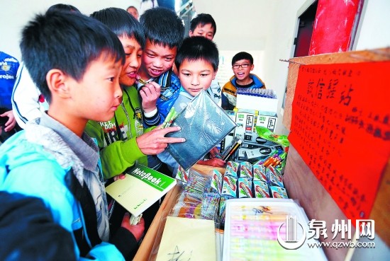货摊没有管理员，付钱、找零全凭学生的诚信。