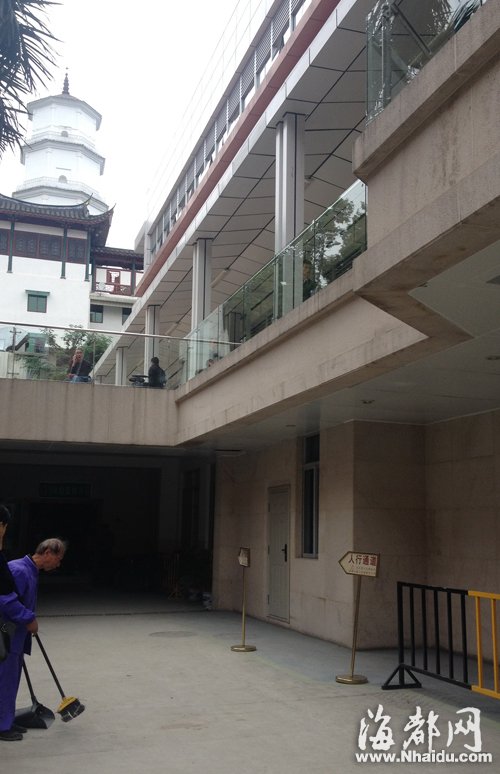 男子深夜从顶楼坠下,地上依稀可看到留下的血迹