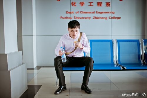 新郎在考场外等候,饿了就吃一口面包