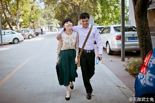 考试结束,新人相拥离开