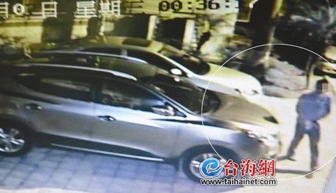 事后小伙子淡定地离开