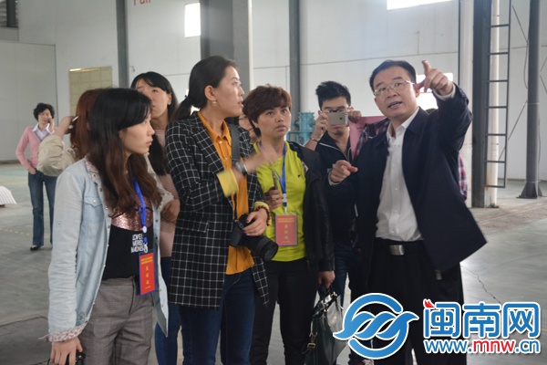赣县县委书记温庆锋向大家介绍诚正稀土