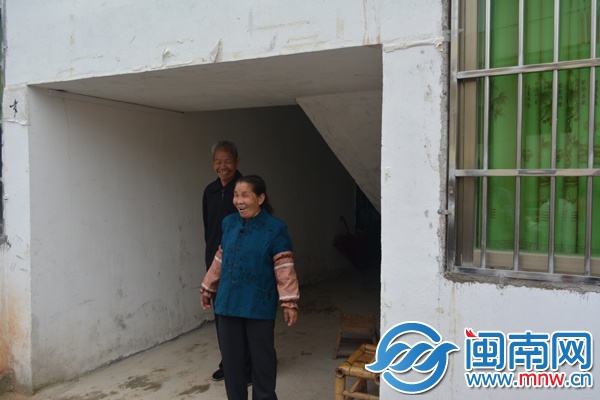 南塘镇的康老太太因为住进安置房显得很兴奋