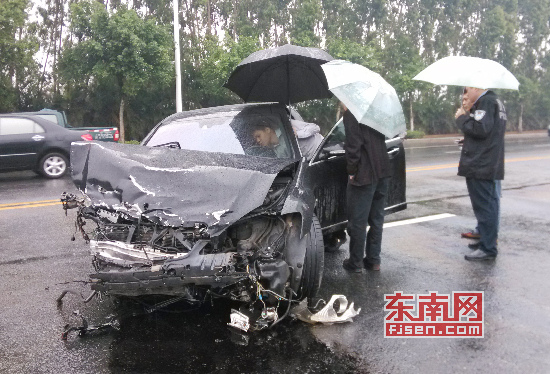 三轮车窜道致两汽车相撞损失百万1