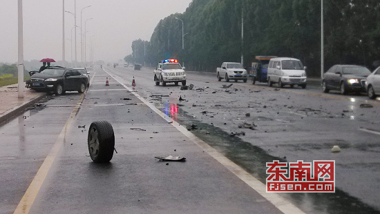 三轮车窜道致两汽车相撞损失百万