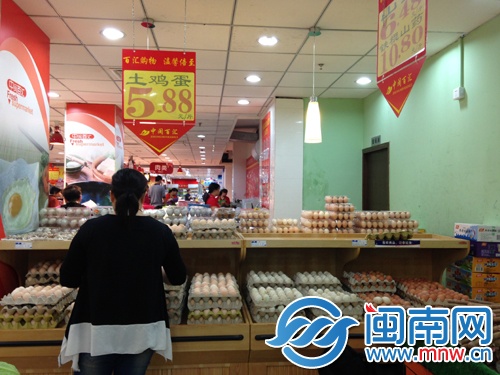泉秀街中闽百汇商场，土鸡蛋昨日零售价5.88元斤，业 